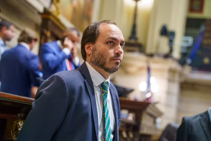 Transferência de domicílio eleitoral de Carlos Bolsonaro para Santa Catarina é questionada na Justiça Eleitoral