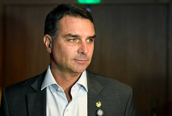 Flávio Bolsonaro anuncia viagem aos EUA para defender o PIX e pedir adiamento de tarifas