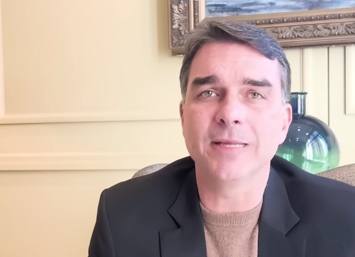 Flávio Bolsonaro apresenta sinais de cansaço e estresse