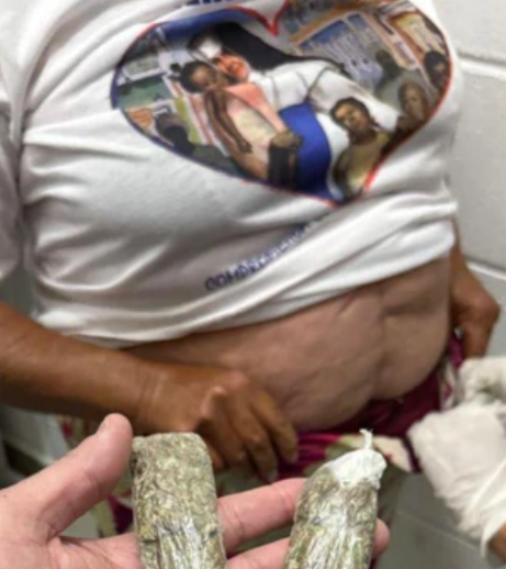 Idosa com camisa de Santa Dulce é presa com drogas em presídio baiano