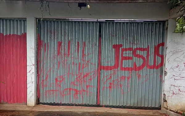 Mulher é presa por pichação racista contra terreiro de candomblé em Salvador