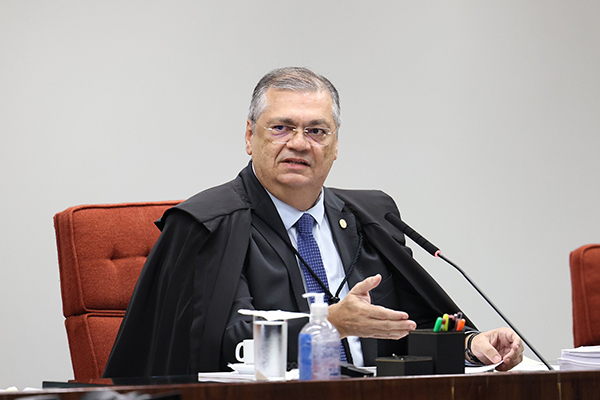 Defesa de Flávio Bolsonaro pede investigação do Dark Horse a André Mendonça