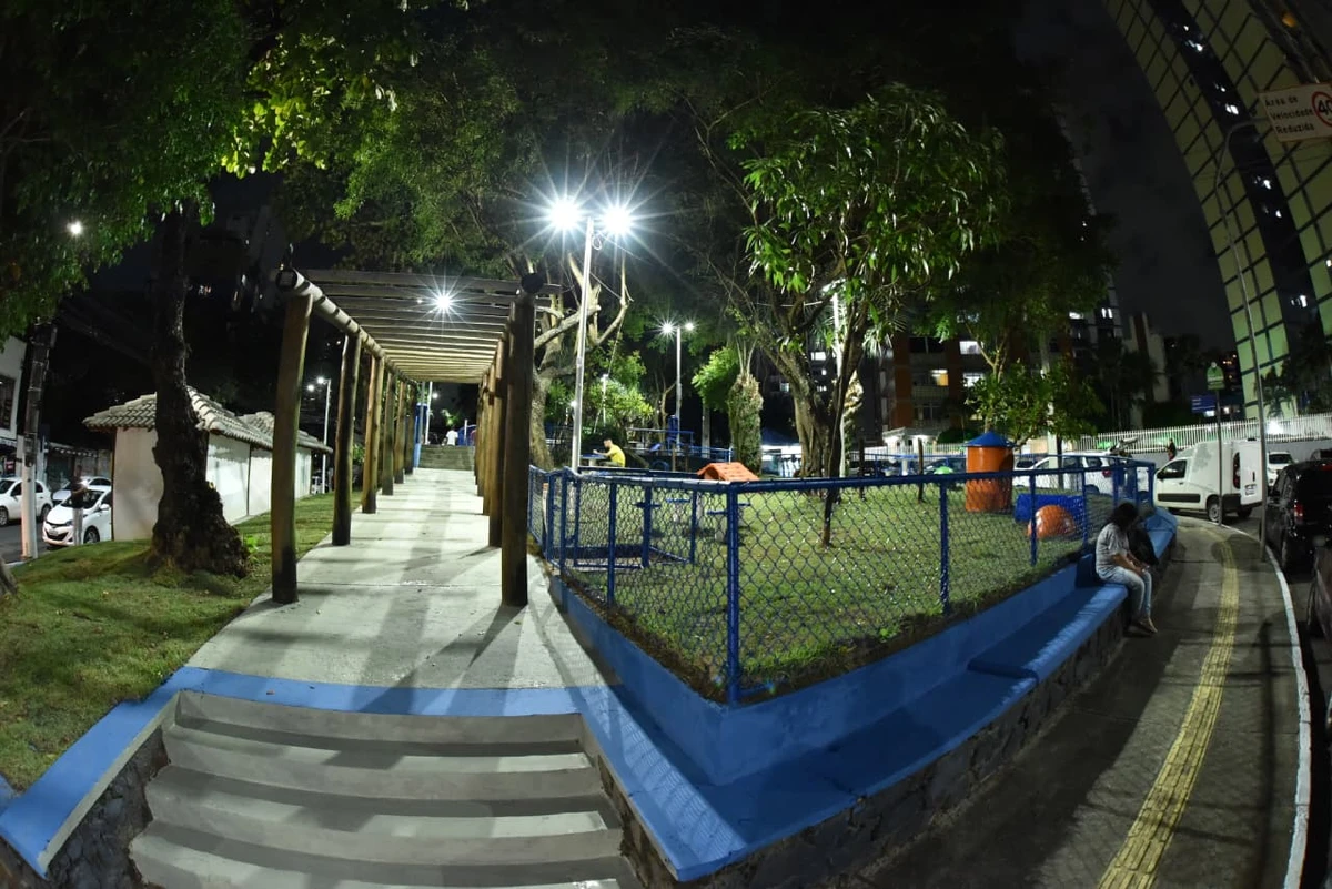 Prefeitura entrega praça requalificada na Pituba com parque infantil e dog park