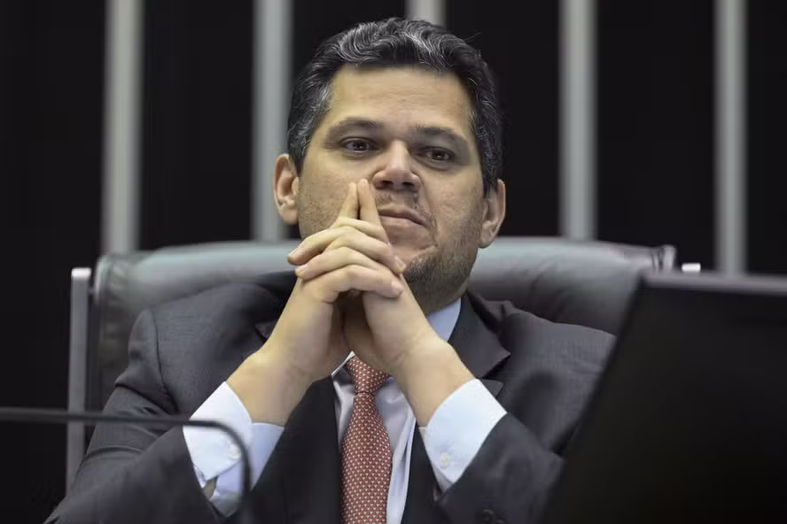 Alcolumbre reclama com governo sobre fala de líder do PT e amplia impasse com Planalto