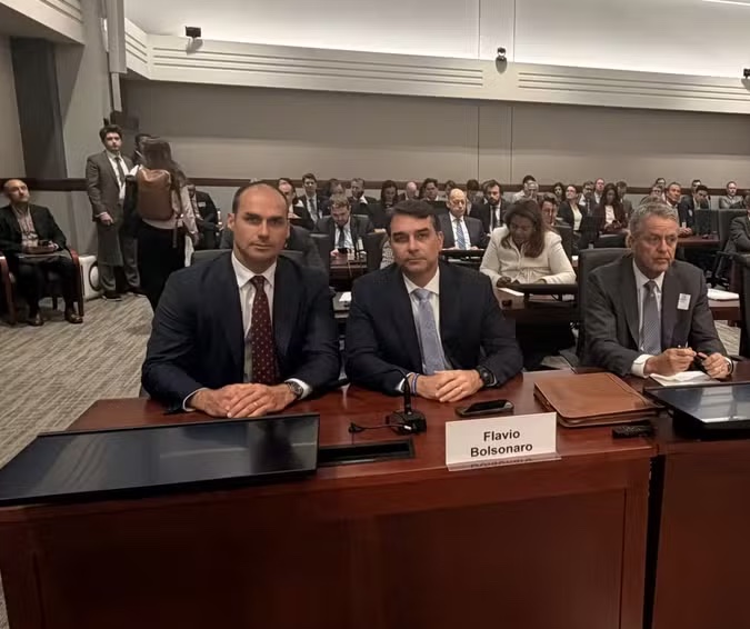 Perdidos: Eduardo Bolsonaro comemorou tarifaço de Trump em 2025 e agora defende Brasil ao lado de Flávio no USTR