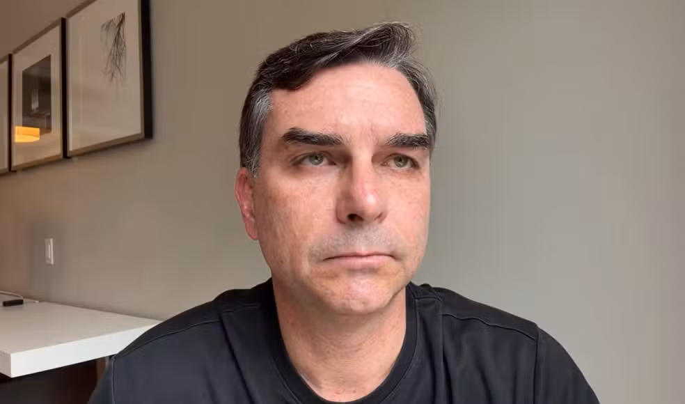 Flávio Bolsonaro acusa Lula de 'lamber botas da China' e sai em defesa dos EUA