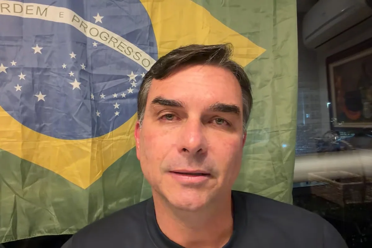OAB pede a Moraes liberação de visitas de Flávio Bolsonaro a Jair como advogado