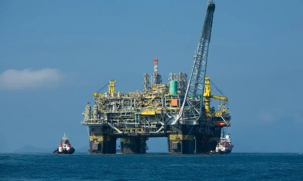 Petróleo atinge maior valor em um mês com tensão entre EUA e Irã