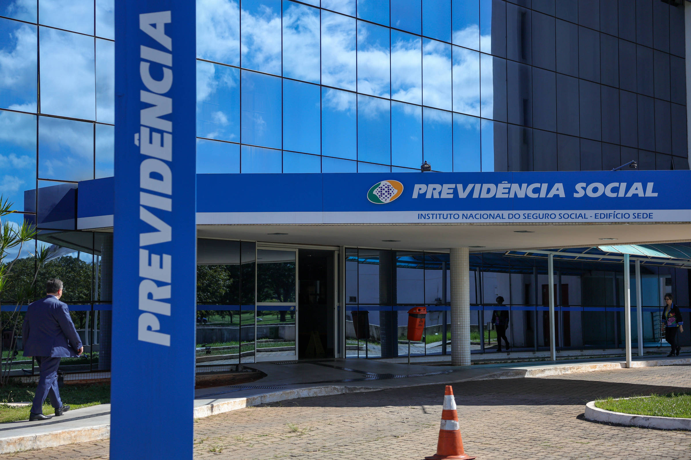 Esposa de investigado usou dinheiro desviado do INSS em cirurgia plástica