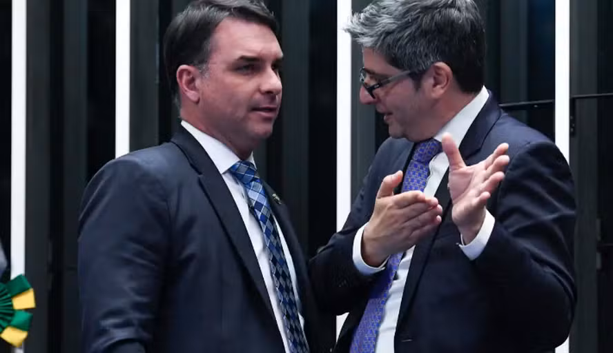 Flávio Bolsonaro escolhe Carlos Portinho para o Senado pelo PL no Rio de Janeiro