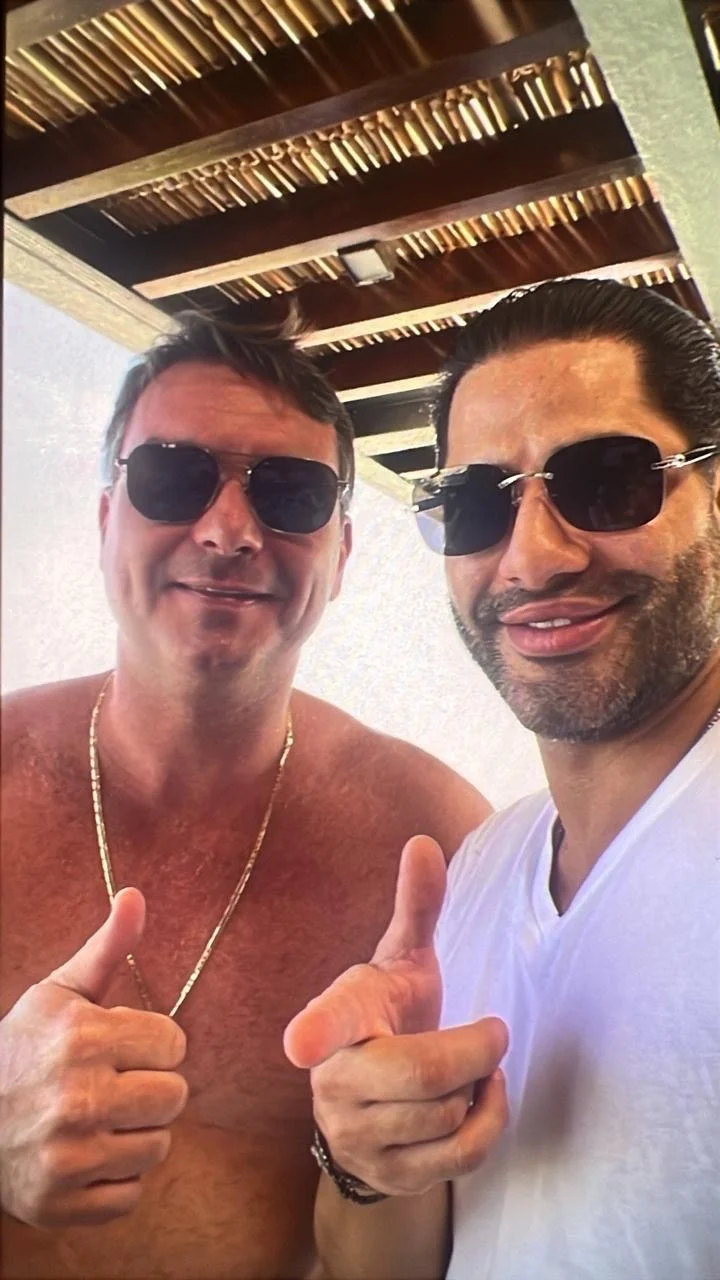 Foto de Flávio Bolsonaro com Sicário é divulgada por site de notícias