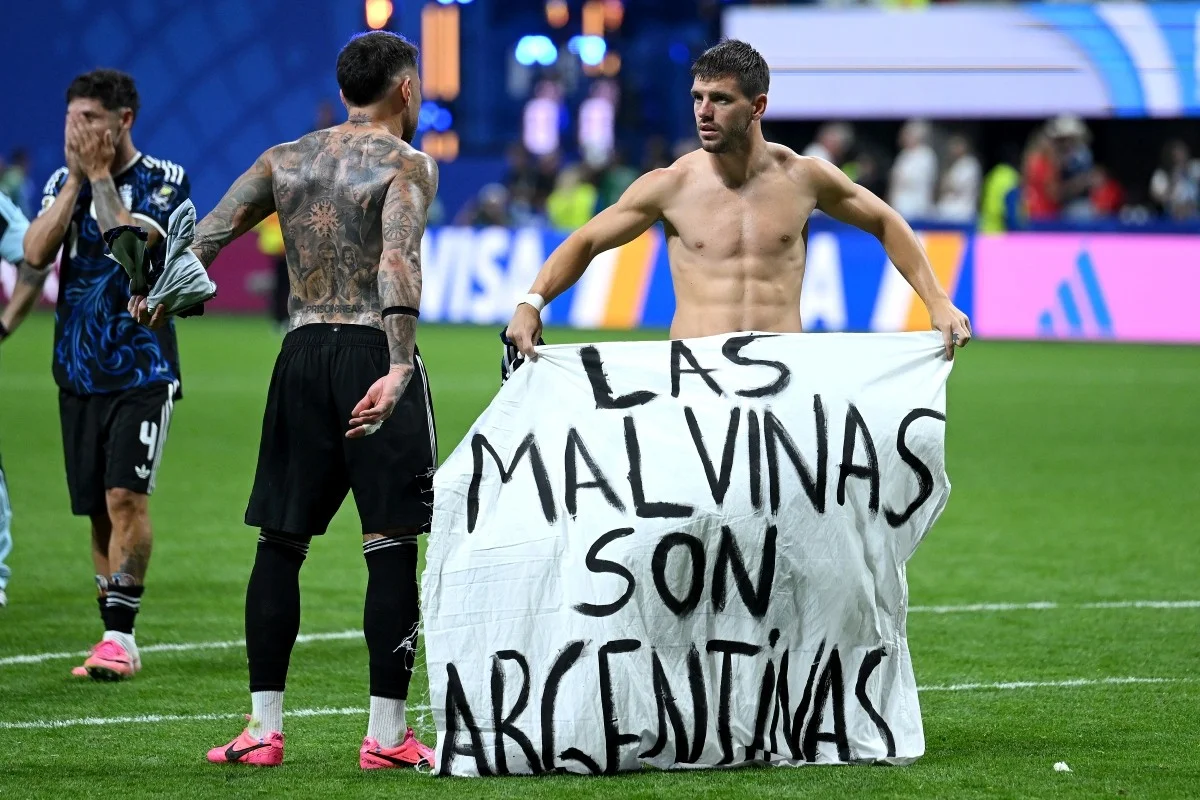  Governo britânico reafirma soberania sobre Malvinas após faixa argentina na Copa