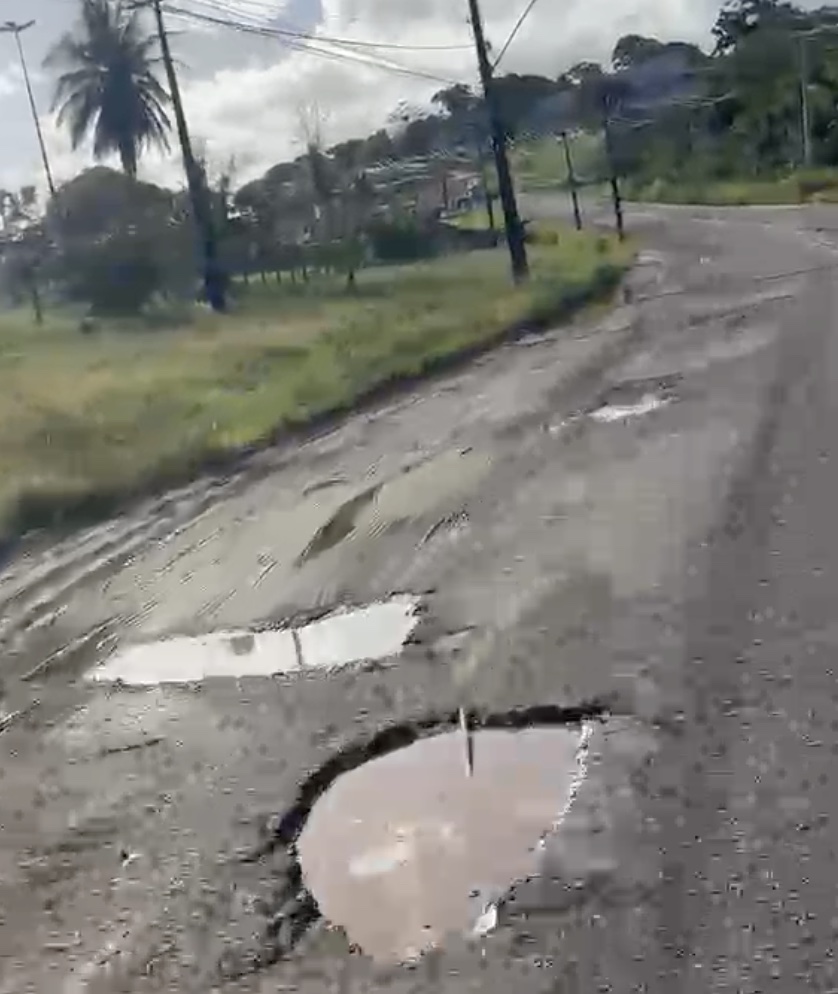 Vídeo denuncia abandono do Centro Industrial de Aratu: Via Periférica I vira cratera no polo gerador de empregos de Simões Filho-BA