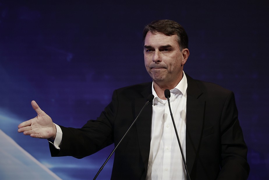 Flávio Bolsonaro volta a criticar urnas eletrônicas durante encontro com diplomatas
