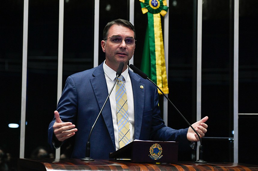 Flávio Bolsonaro critica chefe da Polícia Federal