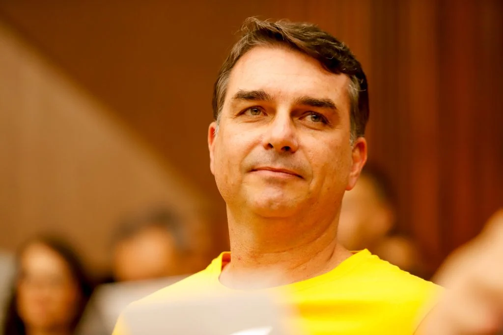 Lindbergh aciona PGR contra Flávio