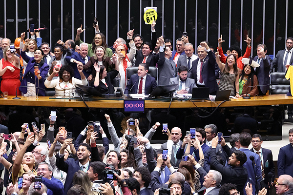 Recorde de 87% dos deputados federais busca reeleição