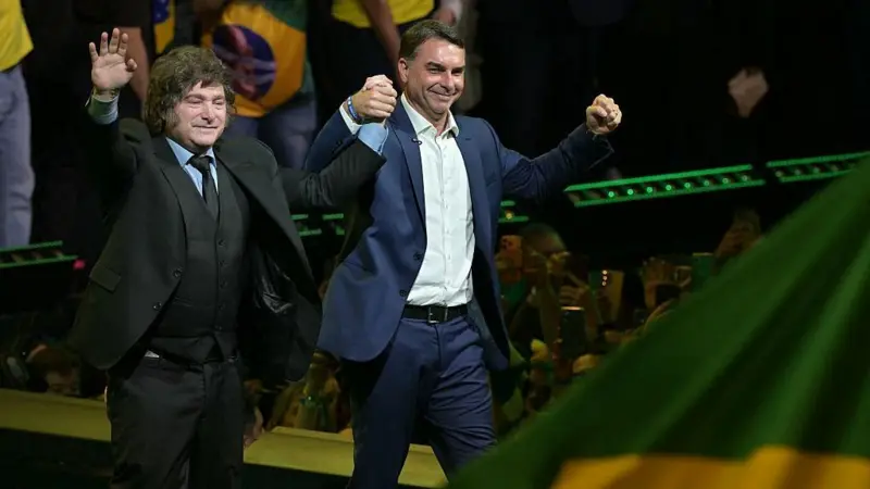 Advogados argentinos protocolam denúncia contra Milei por uso de recursos públicos em evento no Brasil