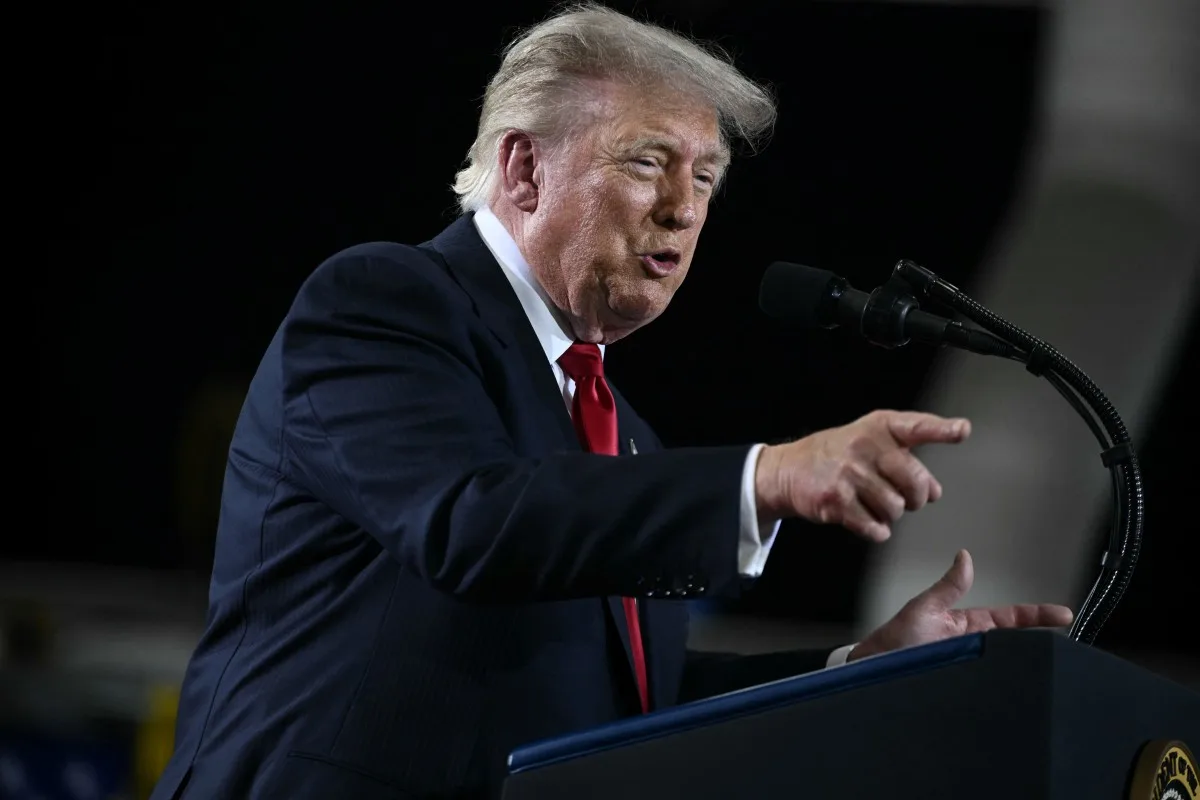 Manifestante interrompe discurso de Trump e o chama de protetor de pedófilo
