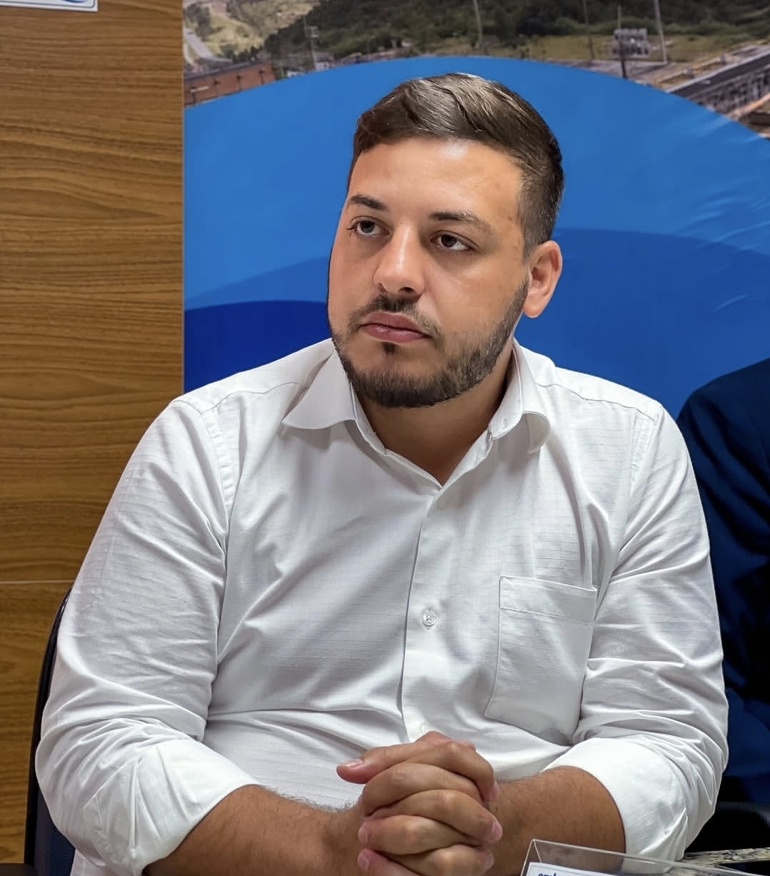 Prefeito cobra pavimentação prometida por Jerônimo Rodrigues e esposa de adversário liga atraso a apoio político