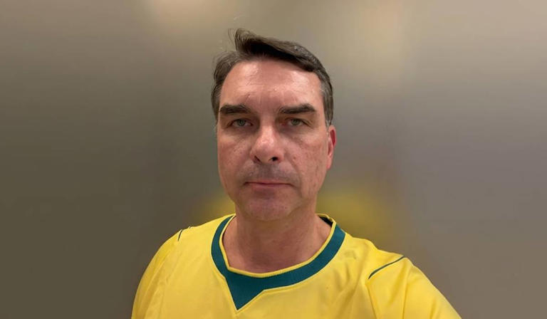 Flávio Bolsonaro depõe à PF nesta terça-feira