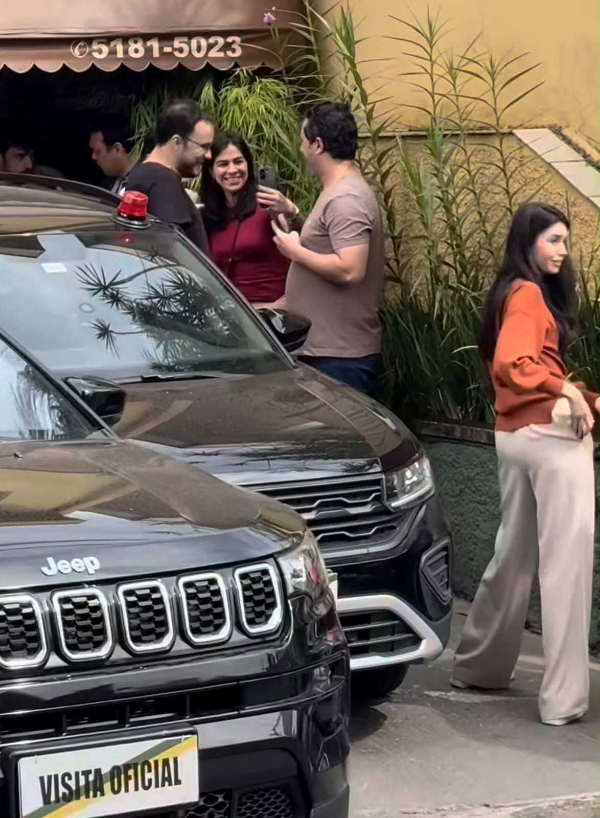 Influencer bolsonarista passa vergonha com carro da PF achando que era de Renan Santos