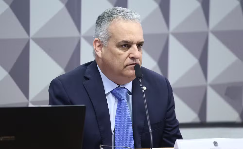 Flávio Bolsonaro escolhe Alfredo Gaspar como vice
