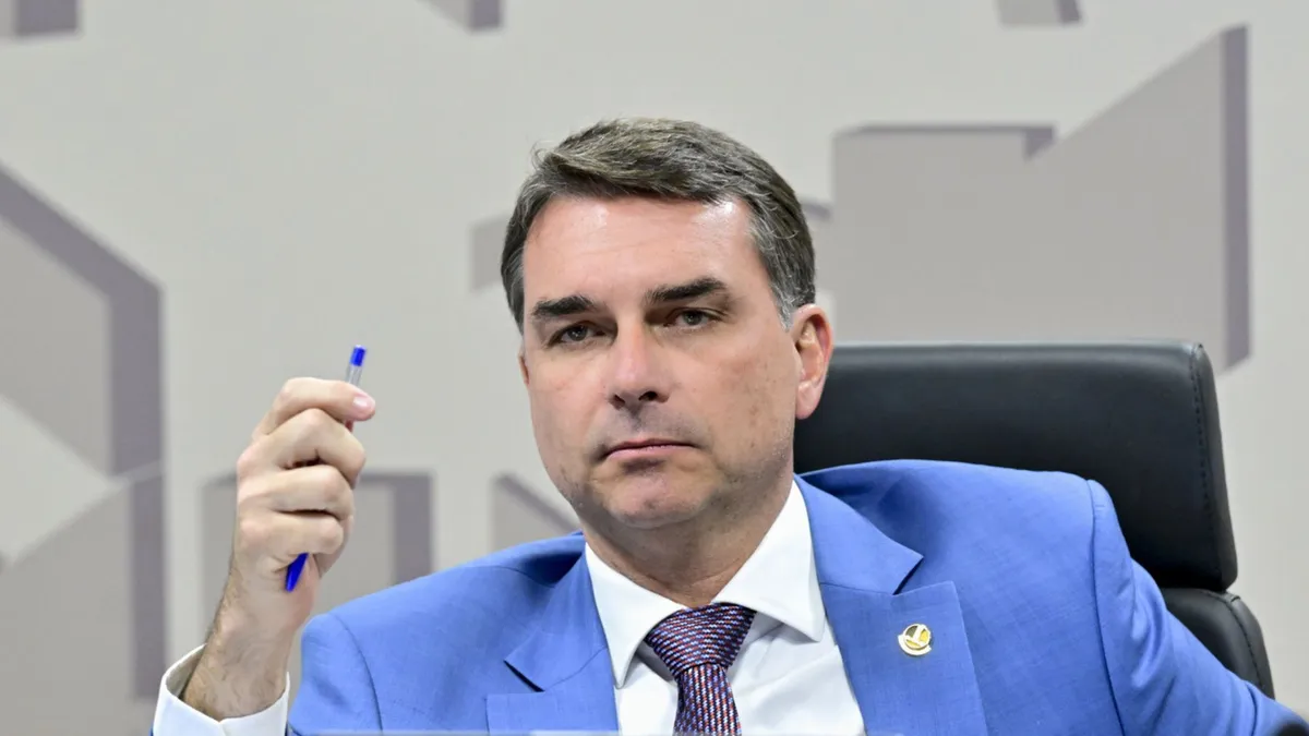 Flávio Bolsonaro diz que teve duas filhas para cuidarem dele na velhice