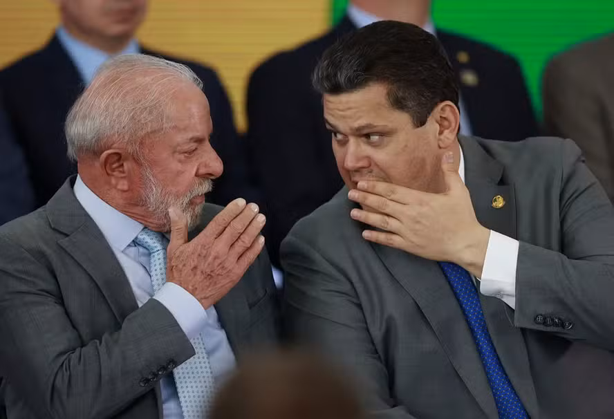 Lula e Alcolumbre se reúnem após afastamento em encontro do STF