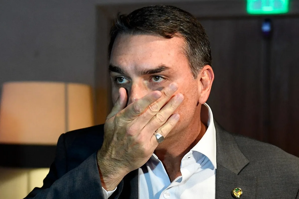 Flávio bolsonaro insiste em michelle como vice, diz jornalista