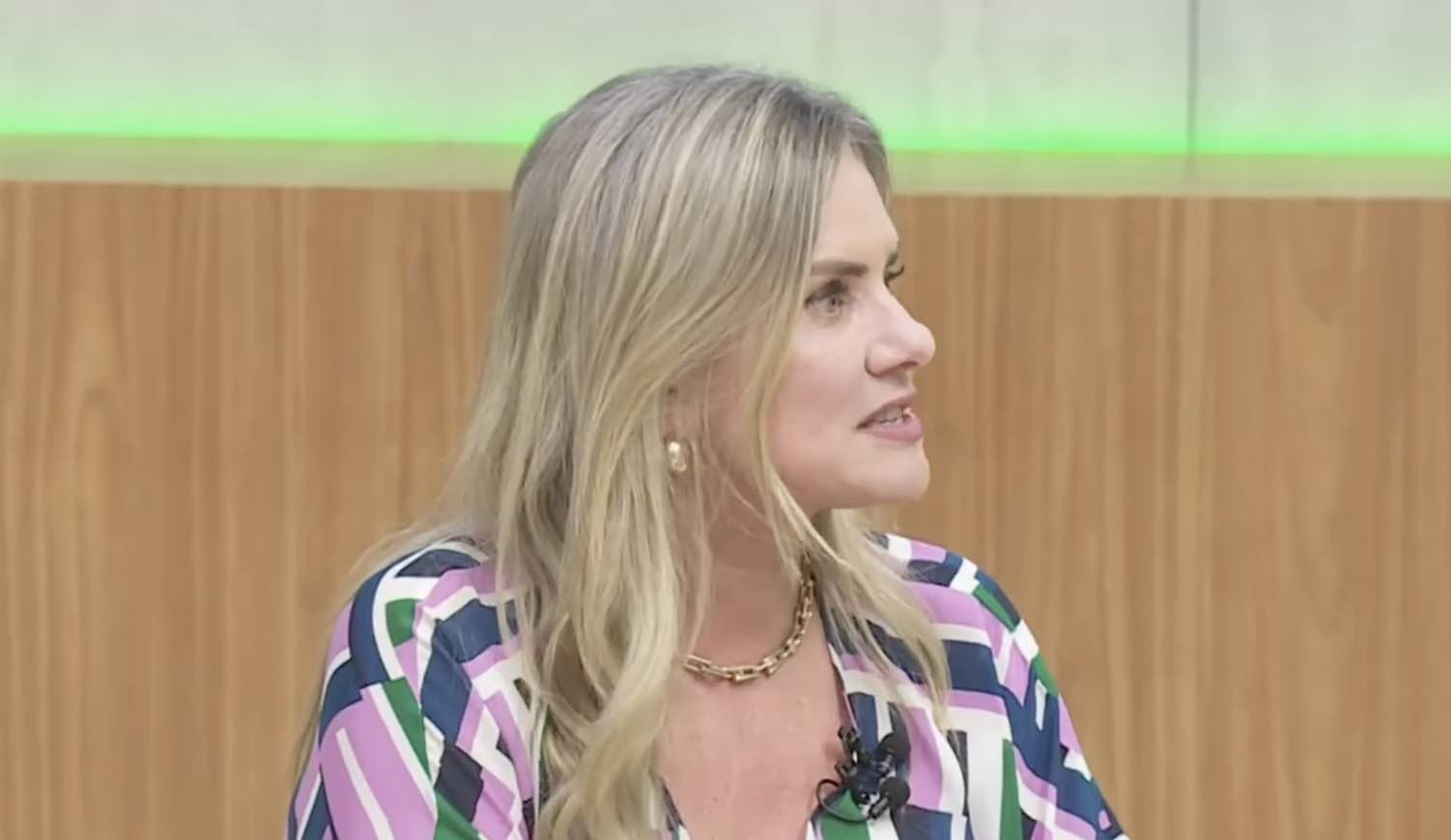 Absurdo: ALBA contrata R$ 676 mil anuais para locação de TVs, totens e painéis LED