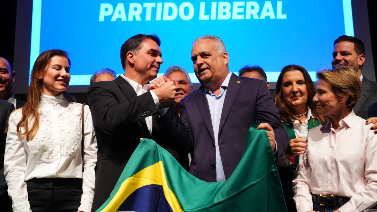 Flávio Bolsonaro diz que vice foi escolhido em cima da hora