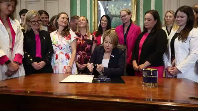Governadora de Massachusetts assina lei que amplia acesso ao aborto após 24 semanas