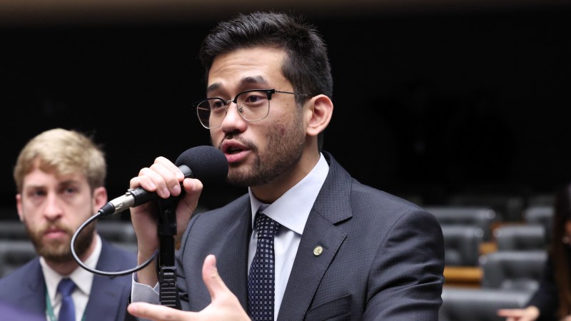 Kim Kataguiri defende bomba atômica para o Brasil