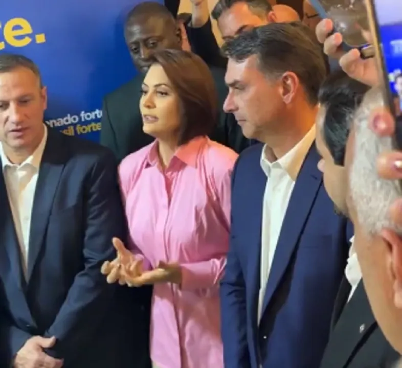 Michelle reencontra Flávio Bolsonaro e trata crise como superada