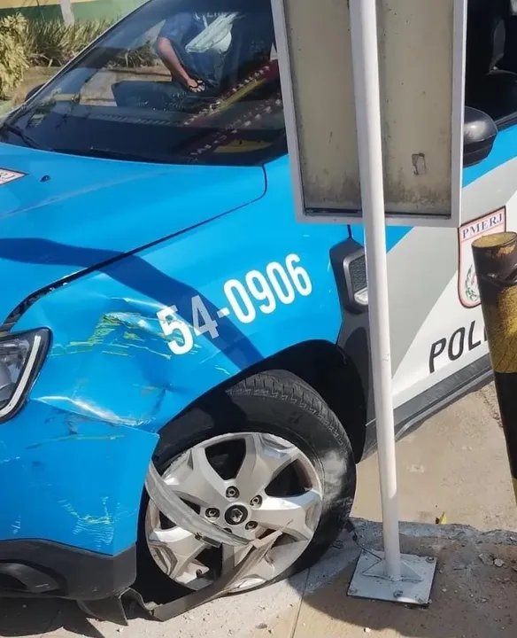 Mulher rouba viatura da PM e é presa após batida