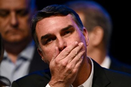Flávio Bolsonaro coloca pós-graduação inexistente em perfis oficiais; UFRJ nega registro
