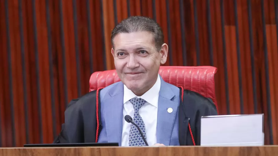 Nunes Marques restabelece filiação de Flávio ao PL