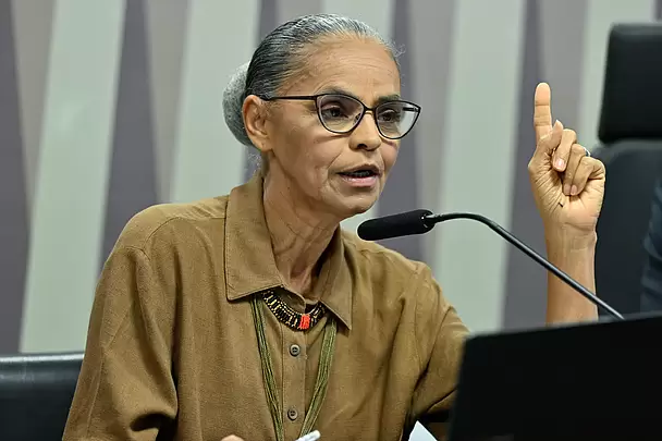 Homem tenta agredir Marina Silva durante caminhada em São Paulo