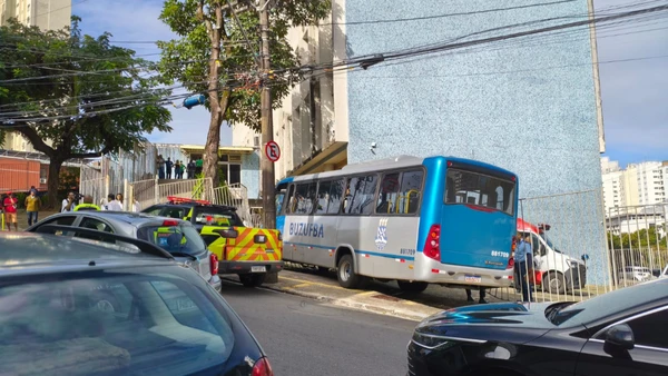 Motorista sofre mal súbito e micro-ônibus da UFBA atinge carros no Canela