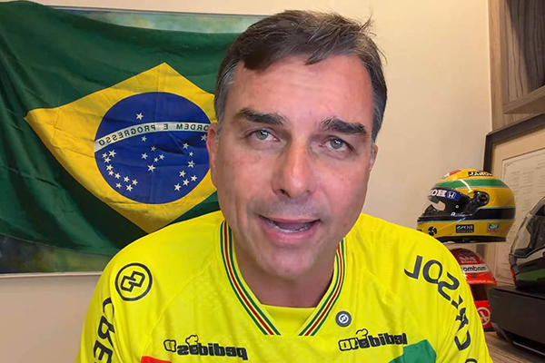 Flávio Bolsonaro acusa Caiado de ajudar Lula após fala de Kassab