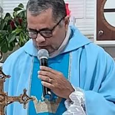 Padre que interrompeu missa durante tiroteio em Lauro de Freitas lamenta violência na região