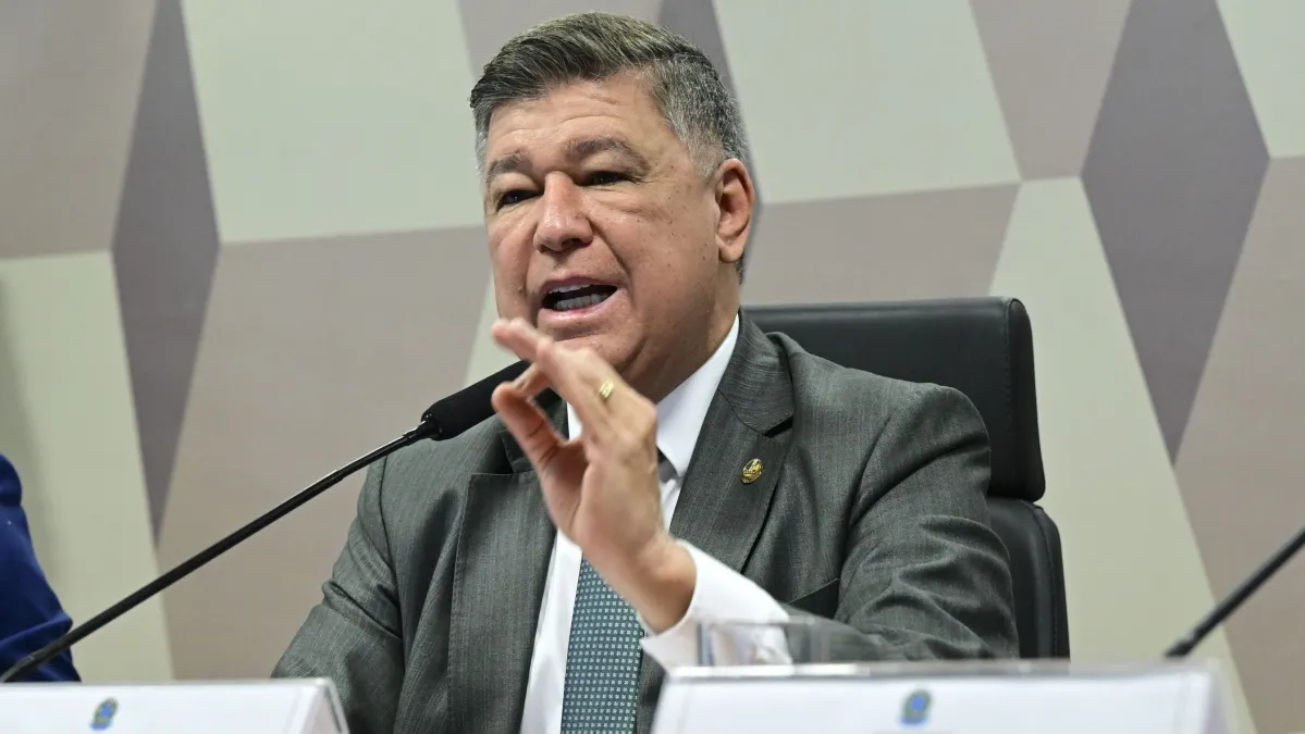 Senador começa a recolher assinaturas para CPMI do Lulinha