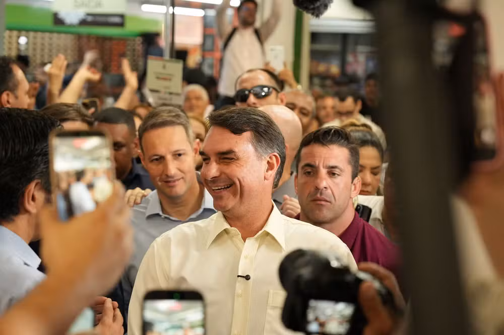 Flávio Bolsonaro diz que já prestou contas do ‘Dark Horse’ e ataca Lula