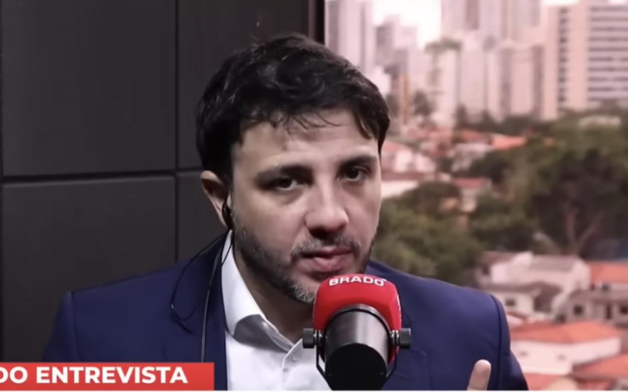 Renan Santos afirma que Record não o convidará para entrevistas e debates; candidato cita pesquisa em que aparece com 10%