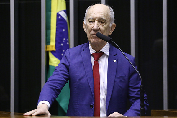 Deputado do PT cobra que Flávio dê transparência sobre recursos para filme do pai