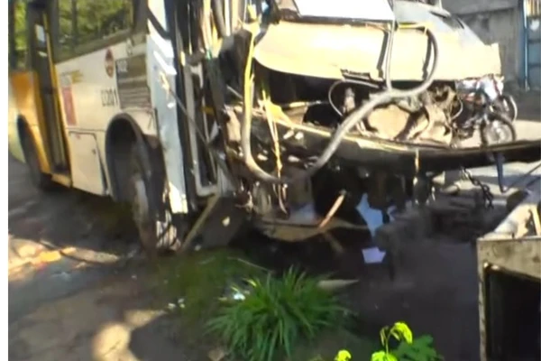 Ônibus bate de frente em poste e provoca lentidão na Avenida Gal Costa