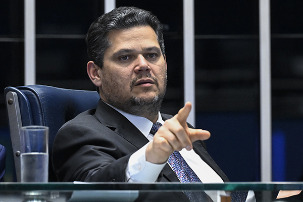 Alcolumbre quer levar Pacheco ao TCU sem sabatina até quarta