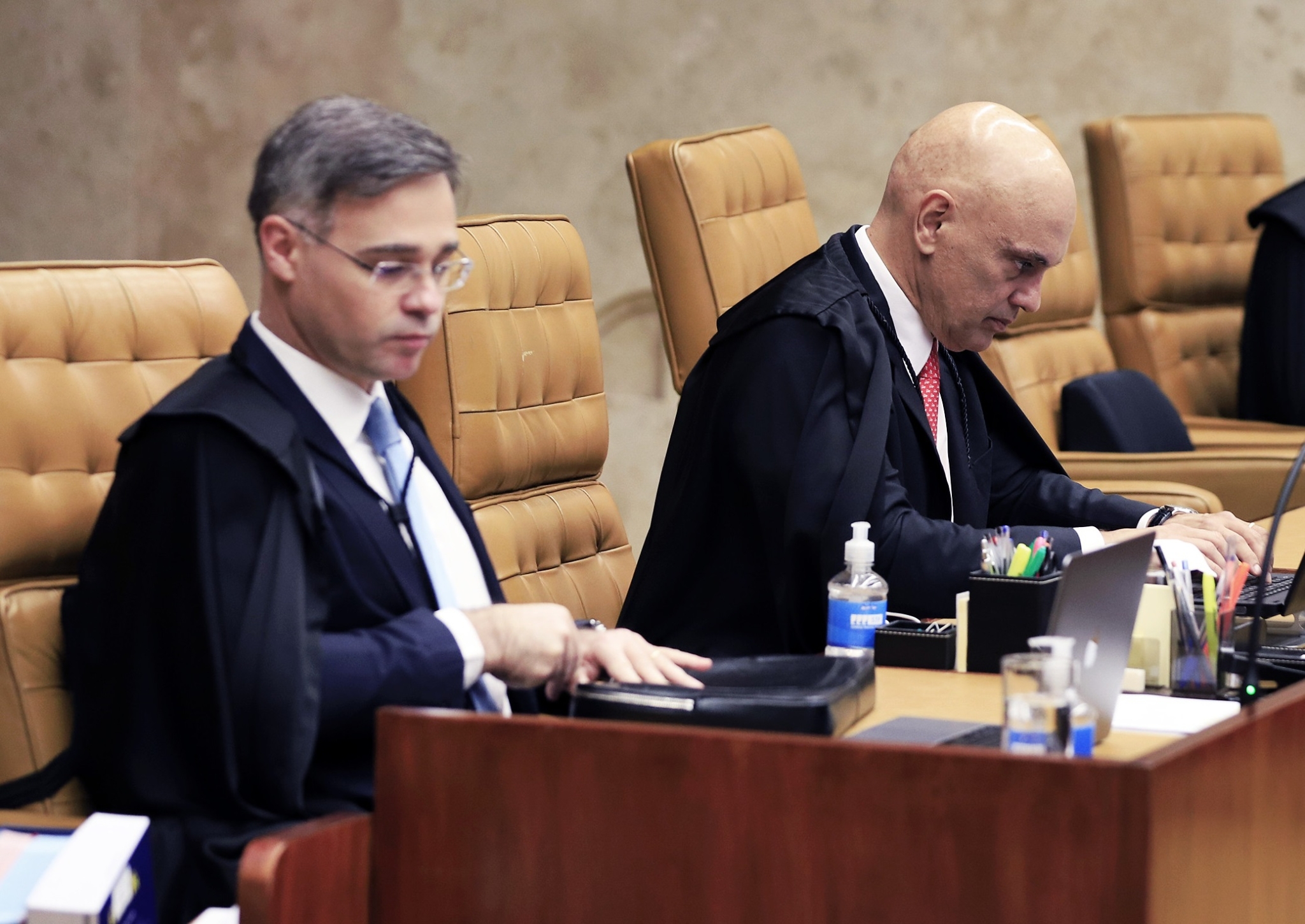 Moraes e Mendonça batem boca e quase chegam às vias de fato no STF