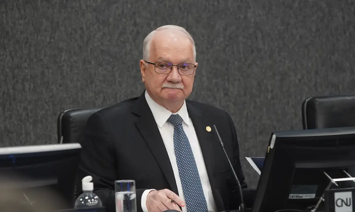 Ex-ministros pressionam Fachin por apuração imediata da crise no Supremo